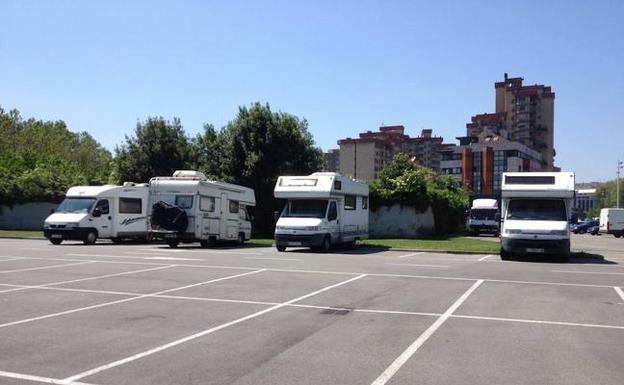 El PP pide restringir el acceso de autocaravanas al aparcamiento de El Molinón