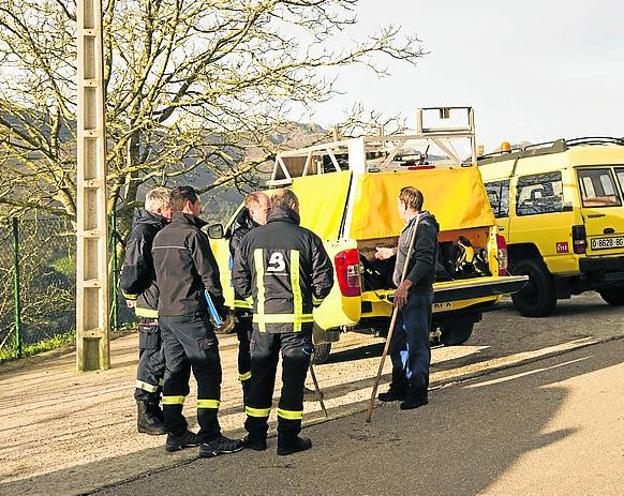 Bomberos y vecinos durante la búsqueda. :: LLACA