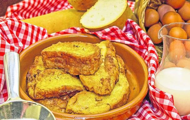 Las torrijas de Balbona se hacen con pan, huevos, leche y azúcar