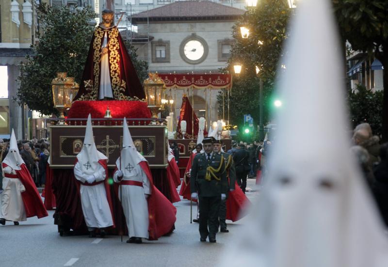La procesión, este año sin indulto, recorrió las calles del centro de la ciudad