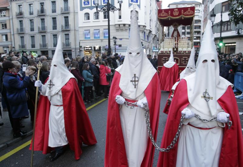 La procesión, este año sin indulto, recorrió las calles del centro de la ciudad