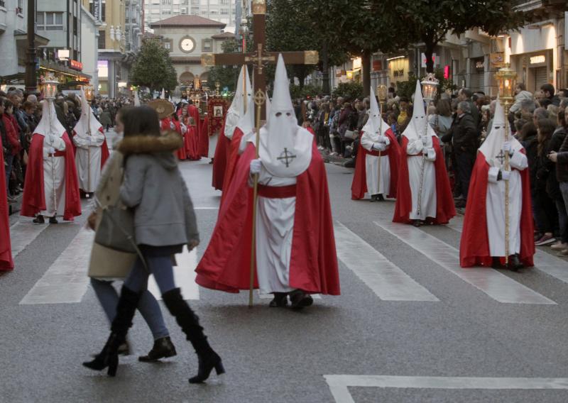 La procesión, este año sin indulto, recorrió las calles del centro de la ciudad