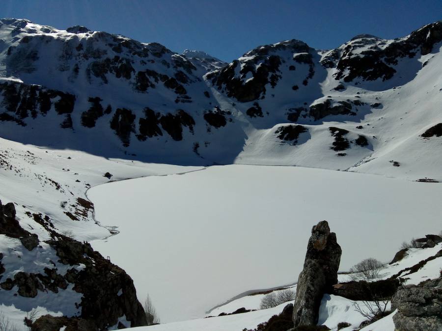 La nieve ha cerrado al tráfico el alto somedano de La Farrapona, pero ha dejado bellas estampas en el Parque Natural. Una de las que más interés suscita estos días son los lagos de Saliencia, completamente helados. 