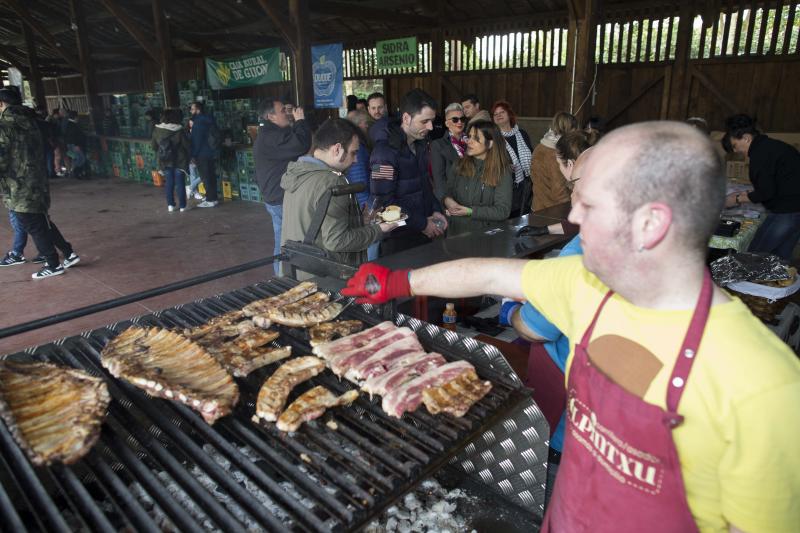 Decenas de personas se han congregado este jueves en el Museo del Pueblo de Asturias para inaugurar el noveno festival Primer Sidre l'Añu, en el que setenta llagares dan a probar hasta el domingo sus primeras producciones de la temporada. 
