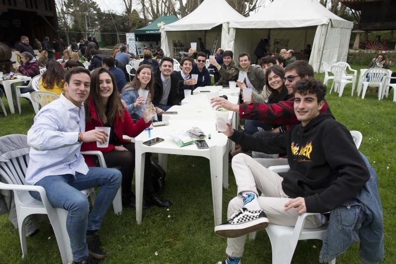 Decenas de personas se han congregado este jueves en el Museo del Pueblo de Asturias para inaugurar el noveno festival Primer Sidre l'Añu, en el que setenta llagares dan a probar hasta el domingo sus primeras producciones de la temporada. 