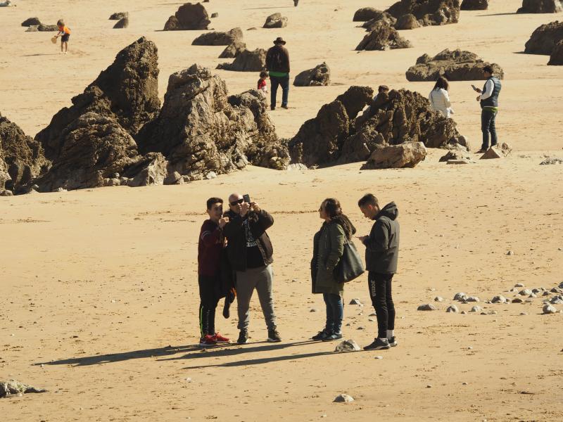 La previsión de mal tiempo no ha desincentivado a los visitantes y Asturias ha alcanzado una elevada tasa de ocupación esta Semana Santa. En los momentos en los que la lluvia ha dado una tregua, los turistas no han dudado en salir a disfrutar de los paisajes y las ciudades del Principado, de Oriente a Occidente. 
