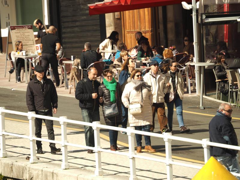 La previsión de mal tiempo no ha desincentivado a los visitantes y Asturias ha alcanzado una elevada tasa de ocupación esta Semana Santa. En los momentos en los que la lluvia ha dado una tregua, los turistas no han dudado en salir a disfrutar de los paisajes y las ciudades del Principado, de Oriente a Occidente. 