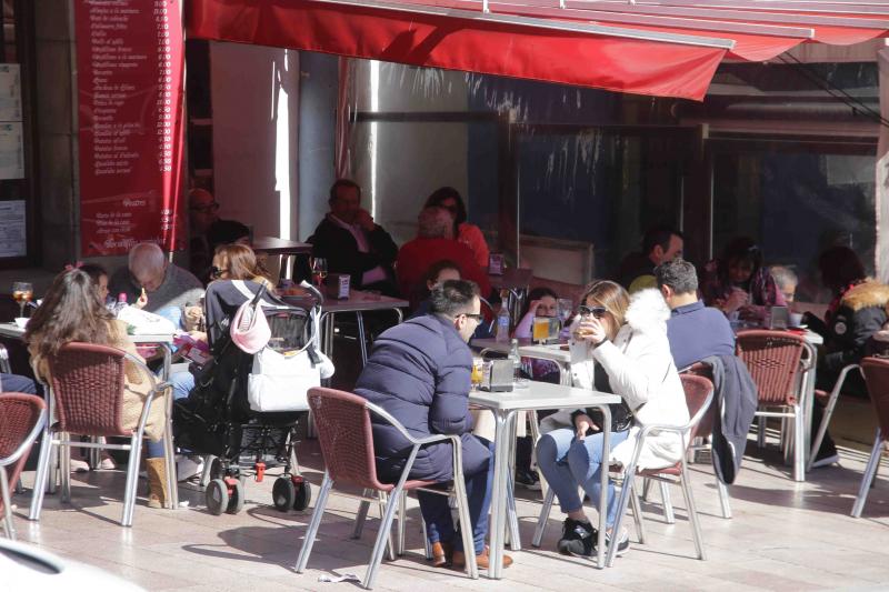 La previsión de mal tiempo no ha desincentivado a los visitantes y Asturias ha alcanzado una elevada tasa de ocupación esta Semana Santa. En los momentos en los que la lluvia ha dado una tregua, los turistas no han dudado en salir a disfrutar de los paisajes y las ciudades del Principado, de Oriente a Occidente. 