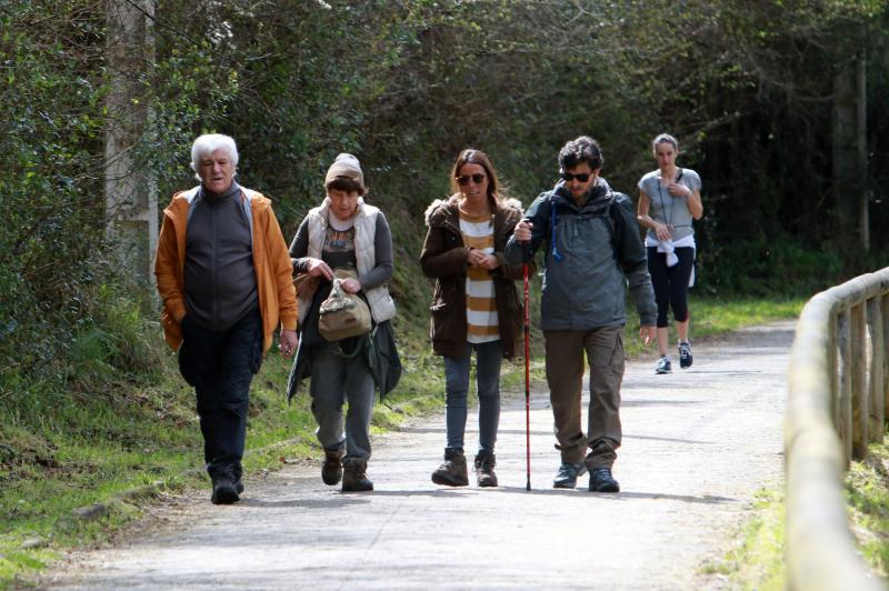La previsión de mal tiempo no ha desincentivado a los visitantes y Asturias ha alcanzado una elevada tasa de ocupación esta Semana Santa. En los momentos en los que la lluvia ha dado una tregua, los turistas no han dudado en salir a disfrutar de los paisajes y las ciudades del Principado, de Oriente a Occidente. 