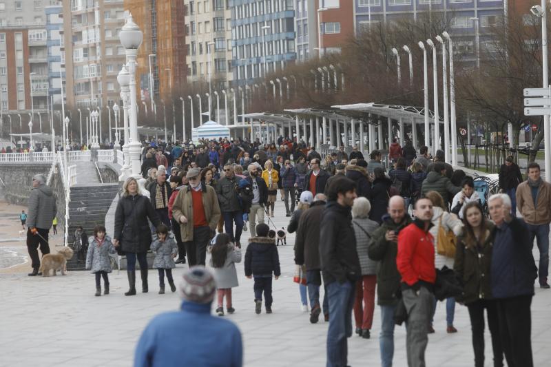 La previsión de mal tiempo no ha desincentivado a los visitantes y Asturias ha alcanzado una elevada tasa de ocupación esta Semana Santa. En los momentos en los que la lluvia ha dado una tregua, los turistas no han dudado en salir a disfrutar de los paisajes y las ciudades del Principado, de Oriente a Occidente. 