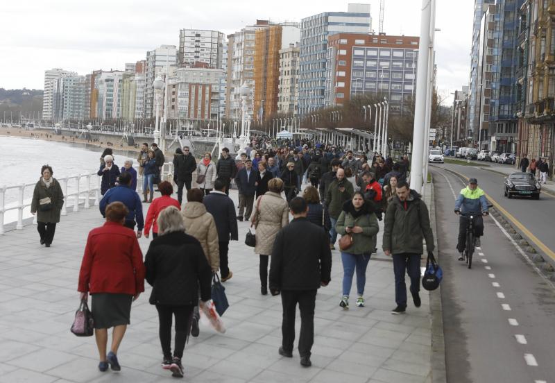 La previsión de mal tiempo no ha desincentivado a los visitantes y Asturias ha alcanzado una elevada tasa de ocupación esta Semana Santa. En los momentos en los que la lluvia ha dado una tregua, los turistas no han dudado en salir a disfrutar de los paisajes y las ciudades del Principado, de Oriente a Occidente. 