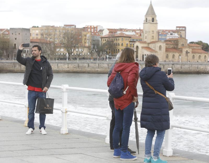 La previsión de mal tiempo no ha desincentivado a los visitantes y Asturias ha alcanzado una elevada tasa de ocupación esta Semana Santa. En los momentos en los que la lluvia ha dado una tregua, los turistas no han dudado en salir a disfrutar de los paisajes y las ciudades del Principado, de Oriente a Occidente. 