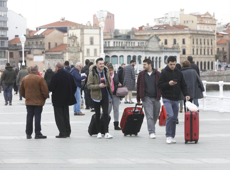 La previsión de mal tiempo no ha desincentivado a los visitantes y Asturias ha alcanzado una elevada tasa de ocupación esta Semana Santa. En los momentos en los que la lluvia ha dado una tregua, los turistas no han dudado en salir a disfrutar de los paisajes y las ciudades del Principado, de Oriente a Occidente. 