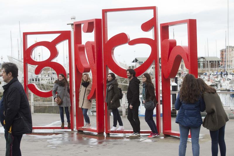La previsión de mal tiempo no ha desincentivado a los visitantes y Asturias ha alcanzado una elevada tasa de ocupación esta Semana Santa. En los momentos en los que la lluvia ha dado una tregua, los turistas no han dudado en salir a disfrutar de los paisajes y las ciudades del Principado, de Oriente a Occidente. 