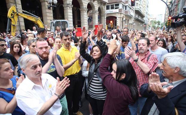 Yolanda, madre de Germán, arropada por los vecinos de Gijón en la concentración en apoyo al joven celebrada en la calle Marqués de San Esteban.