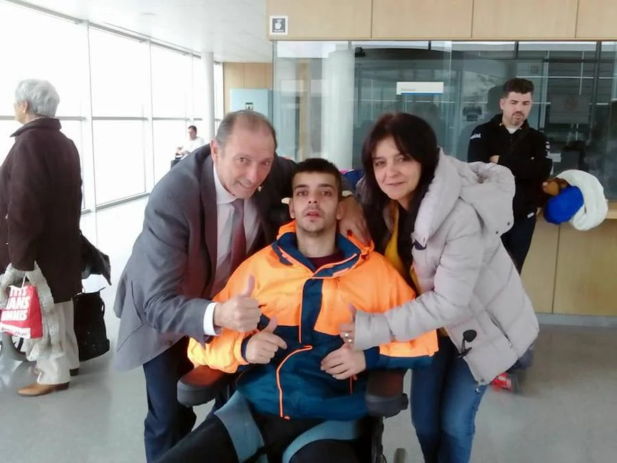 El joven recibe la visita de Quini en la clínica de Barcelona donde se estaba recuperando de su lesión cerebral.