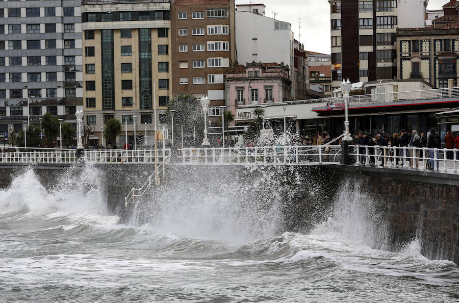Fotos: El temporal marca la Semana Santa en Asturias