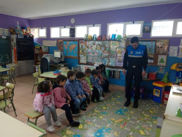 Un agente acudió al centro para la actividad. 