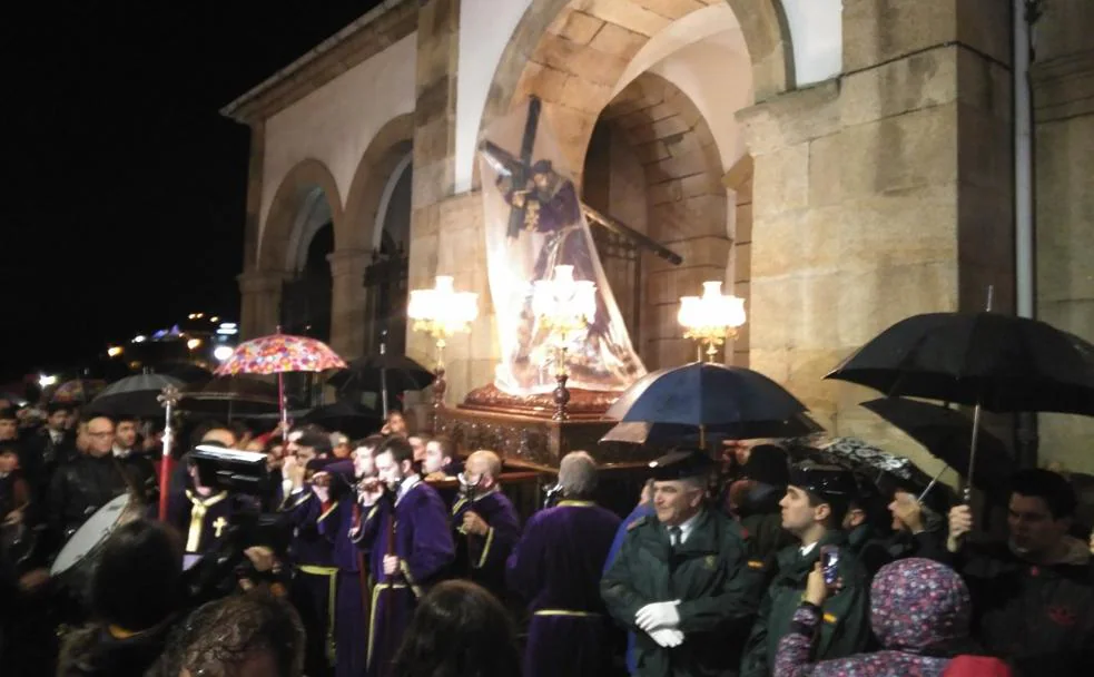 El Buen Jesús Nazareno sale de la iglesia de Santa Eulalia de Luarca en una procesión marcada por la lluvia y el silencio.