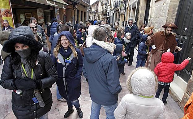 Centenares de turistas pasean por Oviedo.