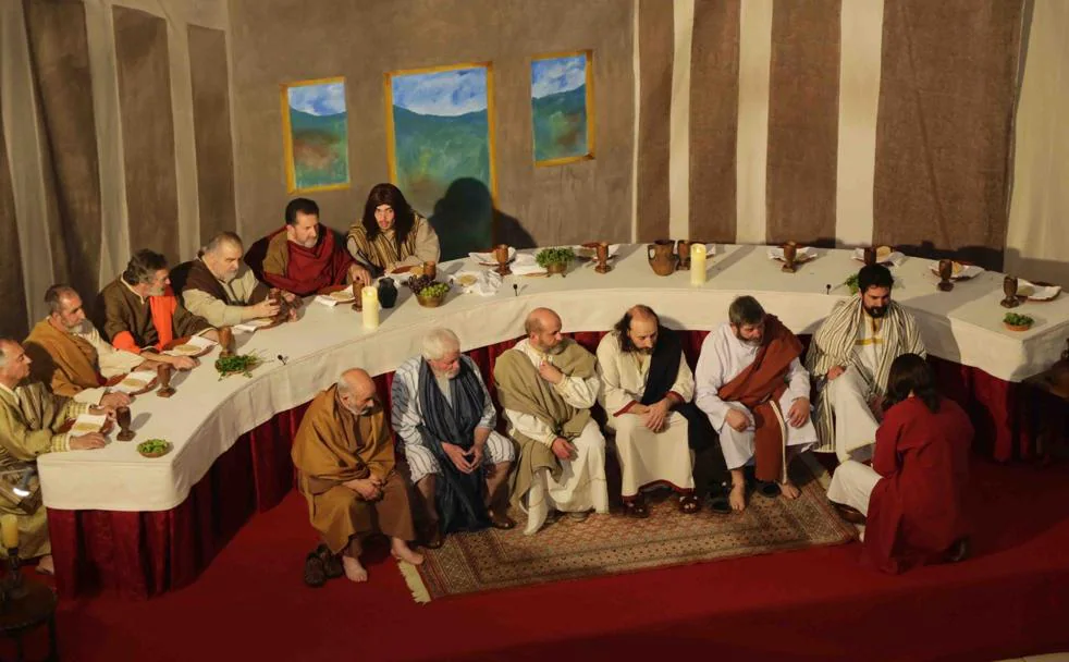 Momento de la Última Cena en el que Jesús lava los pies de los apóstoles.