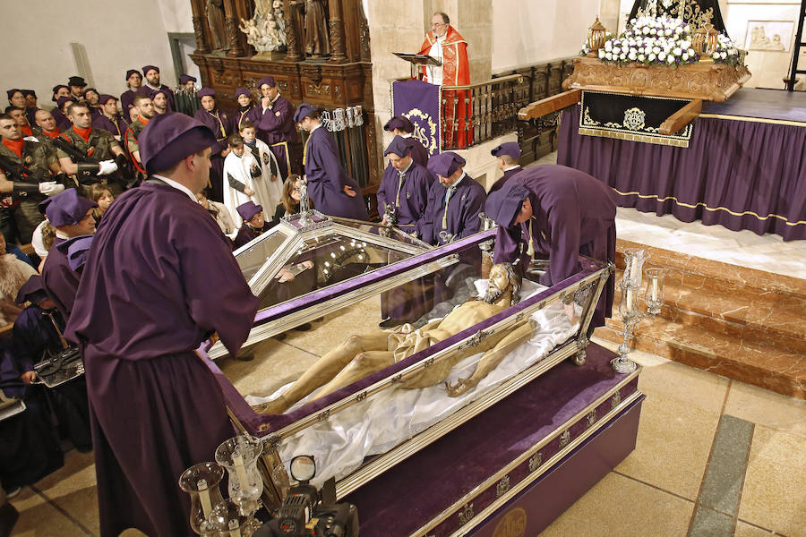 El tiempo obligó a suspender la procesión del Santo Entierro en la localidad maliaya, pero los fieles siguieron el acto del desenclavo en el interior de la iglesia de Santa María.