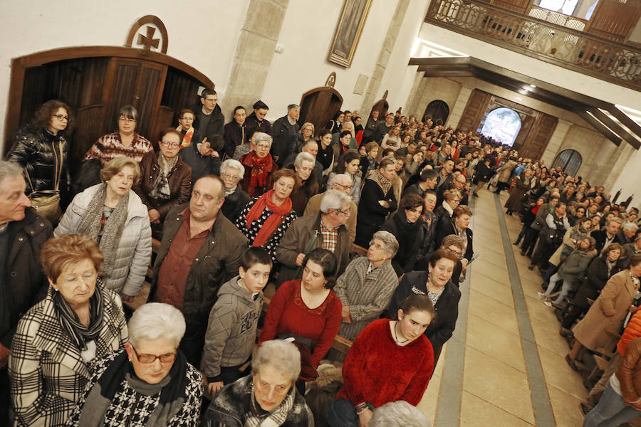 El tiempo obligó a suspender la procesión del Santo Entierro en la localidad maliaya, pero los fieles siguieron el acto del desenclavo en el interior de la iglesia de Santa María.