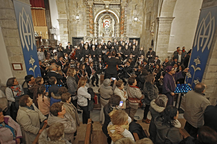 El tiempo obligó a suspender la procesión del Santo Entierro en la localidad maliaya, pero los fieles siguieron el acto del desenclavo en el interior de la iglesia de Santa María.