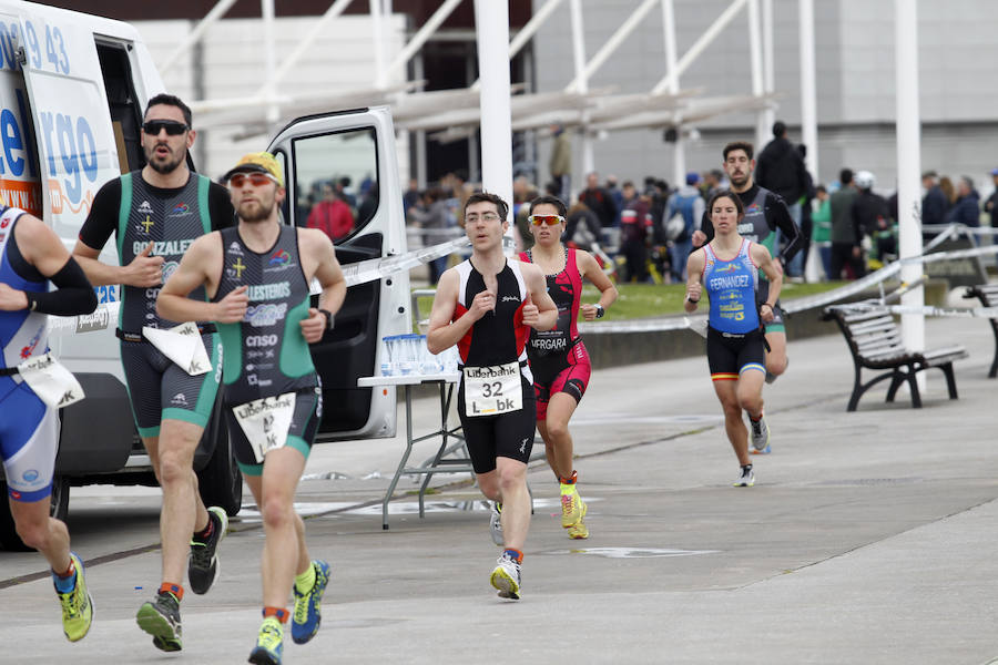 El Trofeo Gijón Deporte se disputa en las inmediaciones de la playa de Poniente 