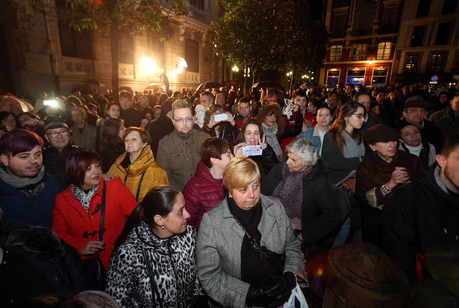 La Hermandad de los Estudiantes procesionó por la ciudad ante la atenta mirada de cientos de ovetenses