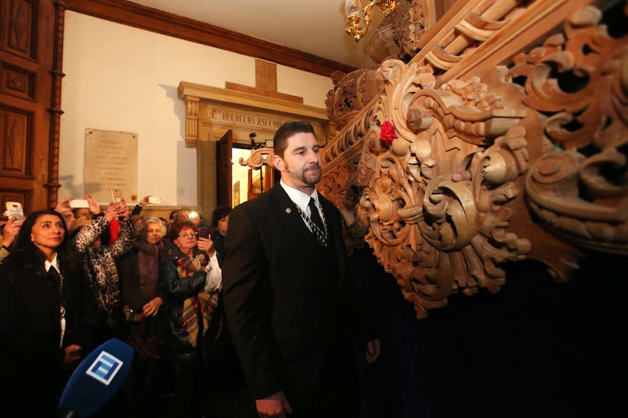 La Hermandad de los Estudiantes procesionó por la ciudad ante la atenta mirada de cientos de ovetenses