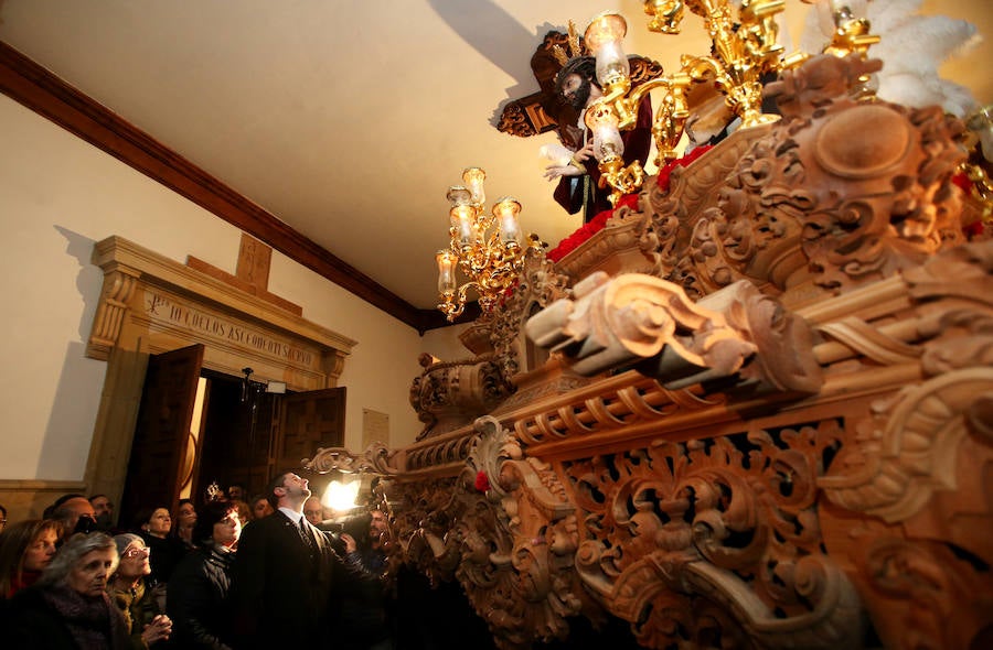 La Hermandad de los Estudiantes procesionó por la ciudad ante la atenta mirada de cientos de ovetenses