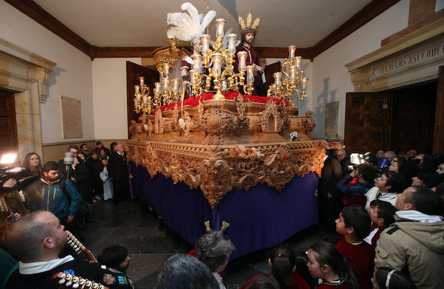La Hermandad de los Estudiantes procesionó por la ciudad ante la atenta mirada de cientos de ovetenses