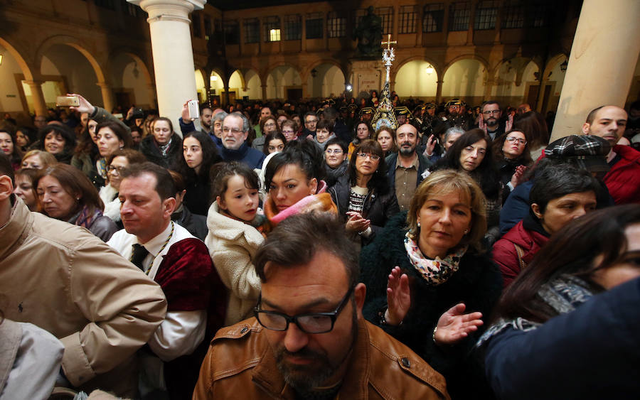 La Hermandad de los Estudiantes procesionó por la ciudad ante la atenta mirada de cientos de ovetenses