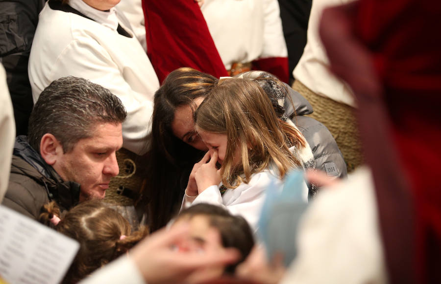 La Hermandad de los Estudiantes procesionó por la ciudad ante la atenta mirada de cientos de ovetenses