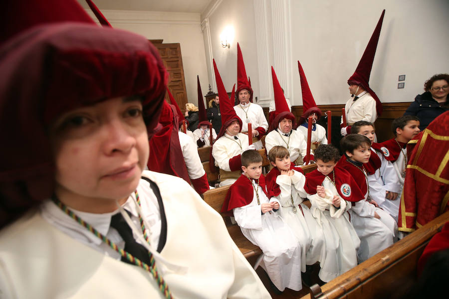 La Hermandad de los Estudiantes procesionó por la ciudad ante la atenta mirada de cientos de ovetenses