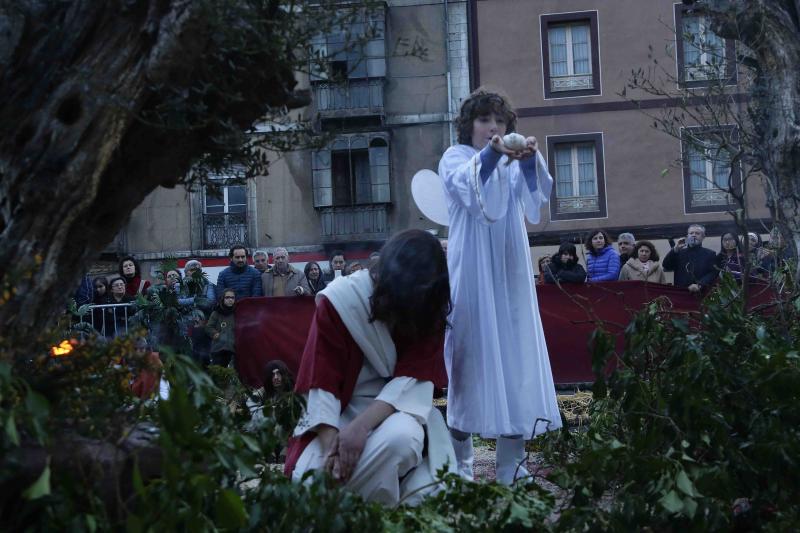 Decenas de personas asistieron en la iglesia de Infiesto a la representación