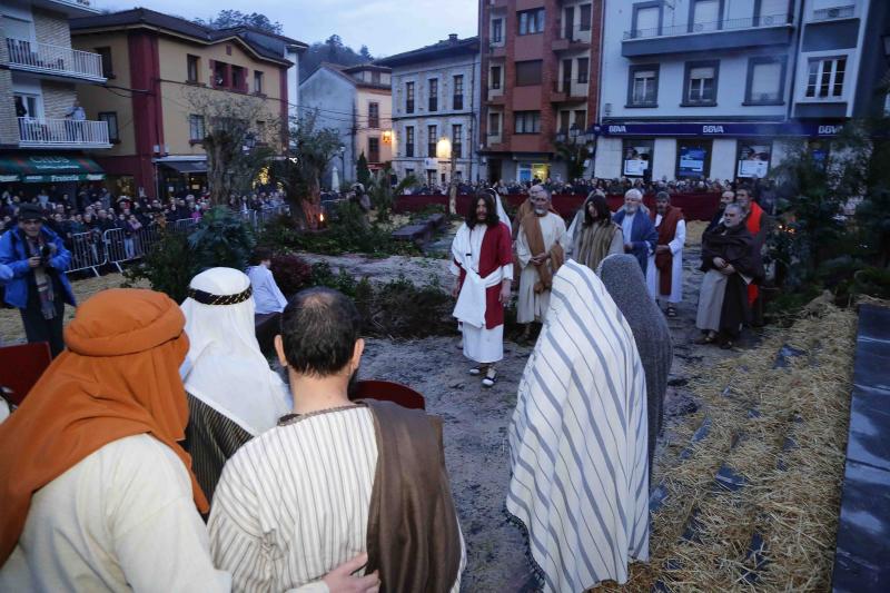 Decenas de personas asistieron en la iglesia de Infiesto a la representación