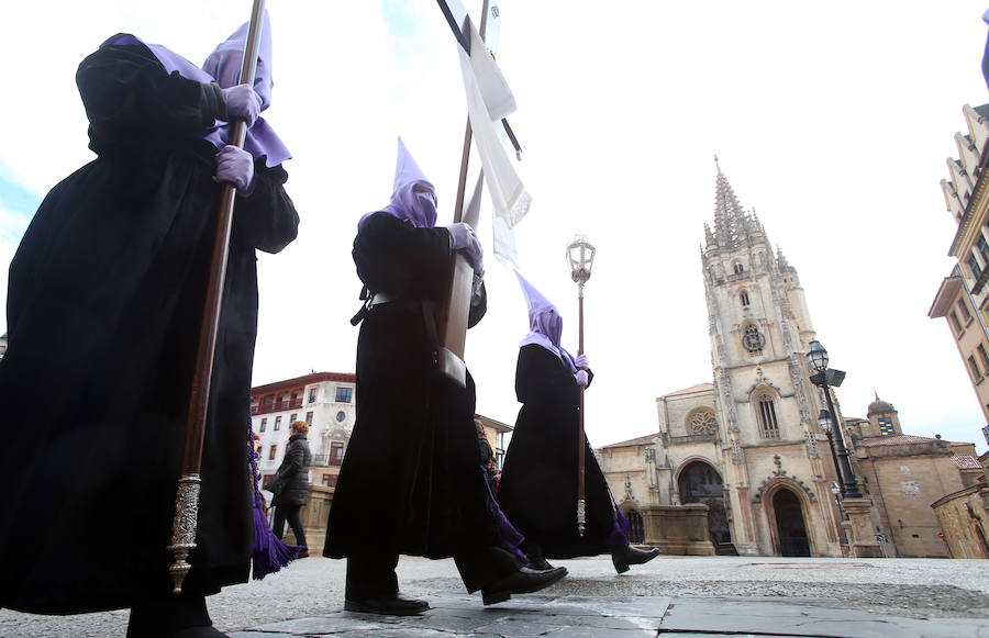 Fotos: Procesión de La Soledad en Oviedo