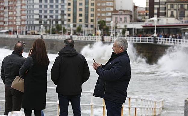Turistas en la playa de San Lorenzo de Gijón 