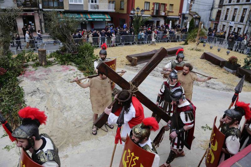 La tradicional crucifixión de la localidad piloñesa atrajo de nuevo a numerosos fieles.