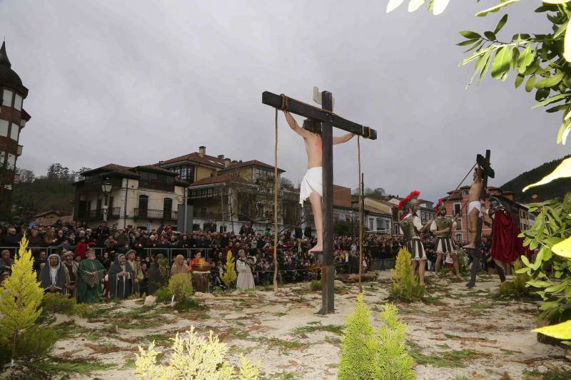 La tradicional crucifixión de la localidad piloñesa atrajo de nuevo a numerosos fieles.