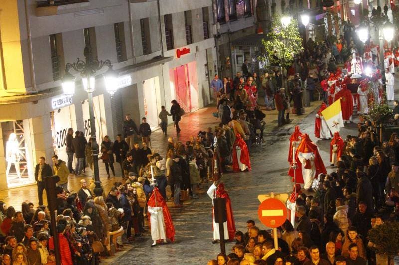 Tras la suspensión de la salida de La Soledad por el temporal, que también afectó al recorrido del Santo Entierro, finalmente la lluvia dio una tregua para que los fieles pudiesen disfrutar, pese al frío, de la Resurrección.