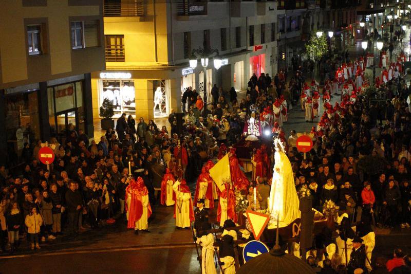 Tras la suspensión de la salida de La Soledad por el temporal, que también afectó al recorrido del Santo Entierro, finalmente la lluvia dio una tregua para que los fieles pudiesen disfrutar, pese al frío, de la Resurrección.