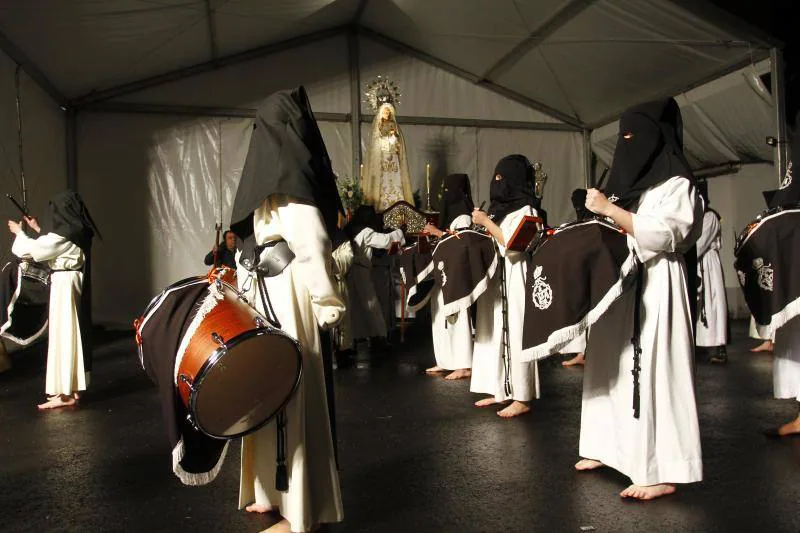 Tras la suspensión de la salida de La Soledad por el temporal, que también afectó al recorrido del Santo Entierro, finalmente la lluvia dio una tregua para que los fieles pudiesen disfrutar, pese al frío, de la Resurrección.