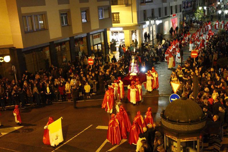 Tras la suspensión de la salida de La Soledad por el temporal, que también afectó al recorrido del Santo Entierro, finalmente la lluvia dio una tregua para que los fieles pudiesen disfrutar, pese al frío, de la Resurrección.