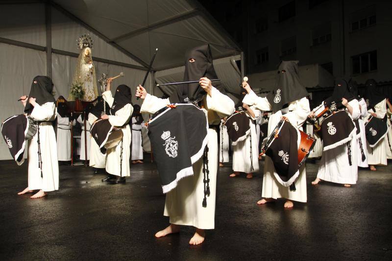 Tras la suspensión de la salida de La Soledad por el temporal, que también afectó al recorrido del Santo Entierro, finalmente la lluvia dio una tregua para que los fieles pudiesen disfrutar, pese al frío, de la Resurrección.