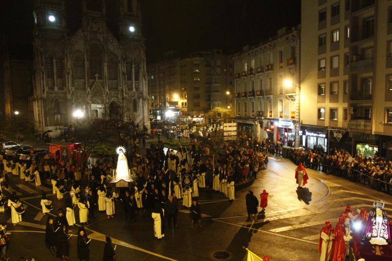 Tras la suspensión de la salida de La Soledad por el temporal, que también afectó al recorrido del Santo Entierro, finalmente la lluvia dio una tregua para que los fieles pudiesen disfrutar, pese al frío, de la Resurrección.