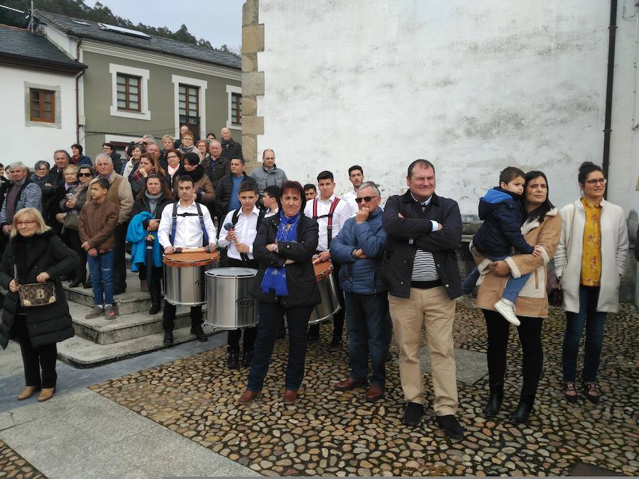 En la localidad veigueña de Piantón hoy han cerrado la Semana Santa con el bandeo de pendones.