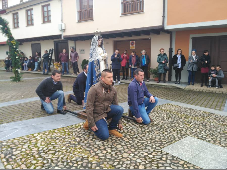 En la localidad veigueña de Piantón hoy han cerrado la Semana Santa con el bandeo de pendones.